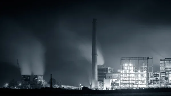 Planta petroquímica en la noche. Fotografía de larga exposición —  Fotos de Stock