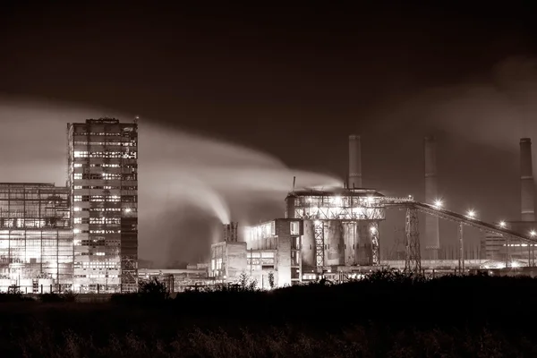 Petrochemické závody v noci. Dlouhé expozice fotografie — Stock fotografie