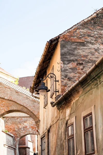 Tetők és építészeti részletek, Sibiu, Románia. Különleges tető desigh — Stock Fotó