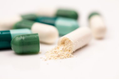 Renkli hapları ile kompozisyon