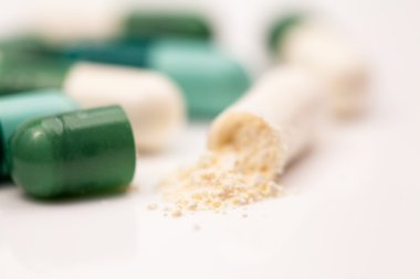 Renkli hapları ile kompozisyon