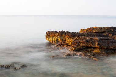 Ege kıyısında, Yunanistan Thassos Adası - dalgalar ve kayalar