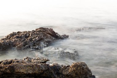 Ege kıyısında, Yunanistan Thassos Adası - dalgalar ve kayalar