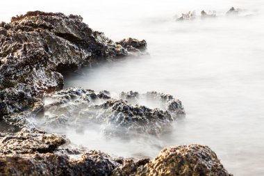 Ege kıyısında, Yunanistan Thassos Adası - dalgalar ve kayalar