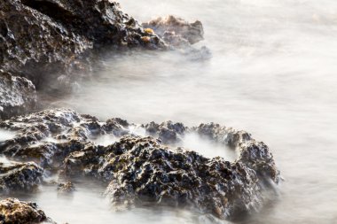 Ege kıyısında, Yunanistan Thassos Adası - dalgalar ve kayalar