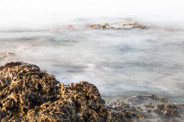 Ege kıyısında, Yunanistan Thassos Adası - dalgalar ve kayalar