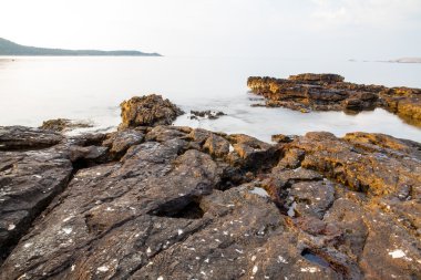 Ege kıyısında, Yunanistan Thassos Adası - dalgalar ve kayalar
