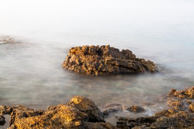 Ege kıyısında, Yunanistan Thassos Adası - dalgalar ve kayalar
