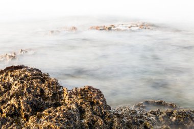 Ege kıyısında, Yunanistan Thassos Adası - dalgalar ve kayalar