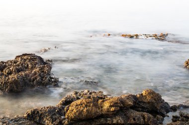 Ege kıyısında, Yunanistan Thassos Adası - dalgalar ve kayalar