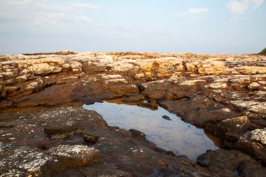 Su ve kayalar Thassos Island, Yunanistan, Giola olarak adlandırılan doğal havuzun yanında, yatay