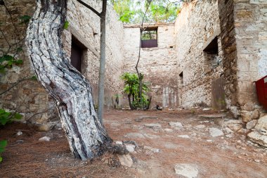 Metalik dokular, tuğla ve diğer dokular - eski bir fabrikadan kalır