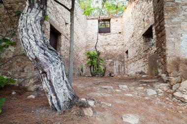 Metalik dokular, tuğla ve diğer dokular - eski bir fabrikadan kalır