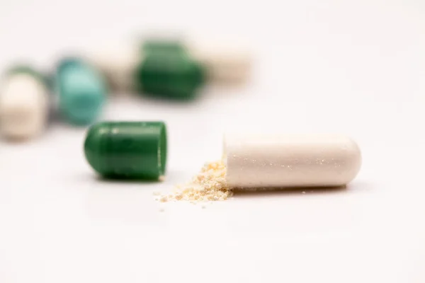 Композиція з барвистими таблетками — стокове фото