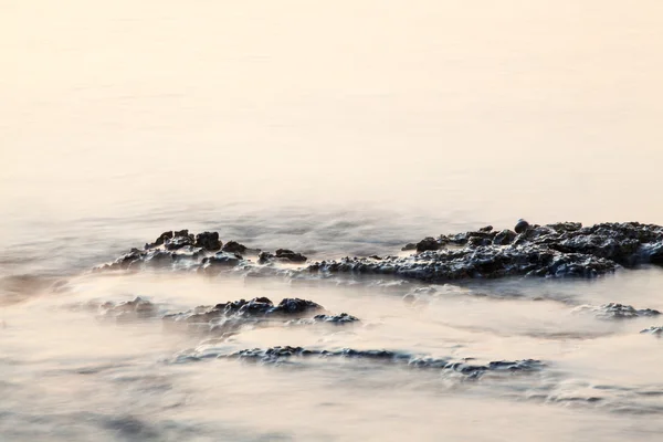 Mar Egeu na Grécia, ilha de Thassos - ondas e rochas — Fotografia de Stock