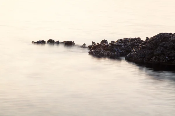 Эгейский берег в Греции, остров Тассос - волны и скалы — стоковое фото