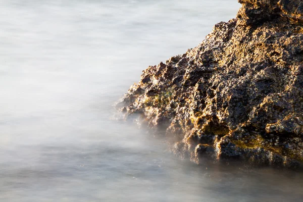 Orilla del mar Egeo en Grecia, isla de Tasos - olas y rocas — Foto de Stock