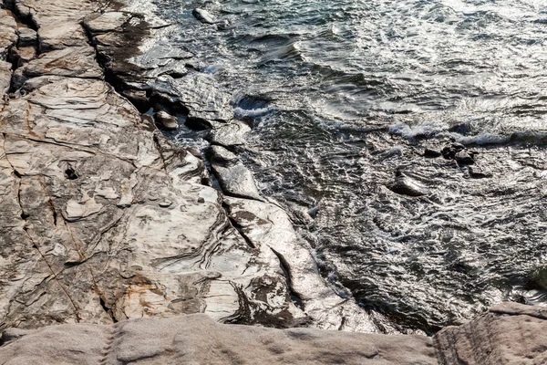 Mar Egeo y rocas de mármol en Aliki, isla de Tasos —  Fotos de Stock