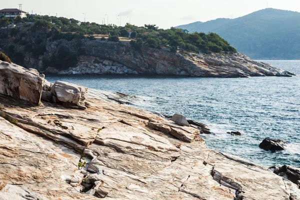 Mare Egeo e rocce marmoree a Aliki, isola di Thassos — Foto Stock