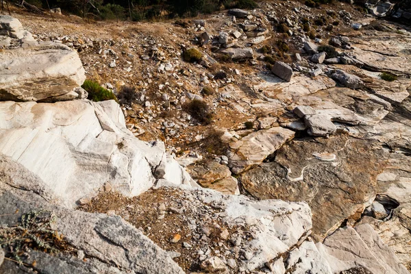 Побережье Эгейского моря и мраморные скалы в Алики, остров Тассос — стоковое фото