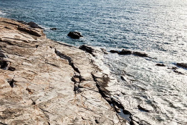 Mar Egeo y rocas de mármol en Aliki, isla de Tasos —  Fotos de Stock