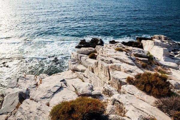 Egeïsche kust en marmeren stenen in Aliki, Thassos eiland — Stockfoto