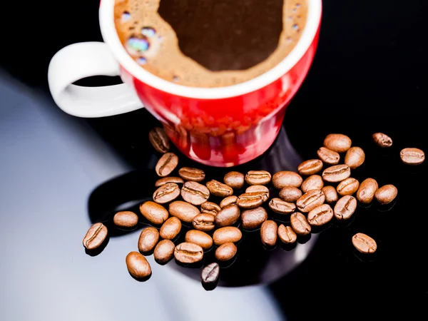 Taza roja de café con granos de café — Foto de Stock