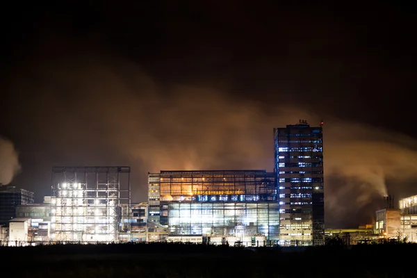 Petrochemische fabriek in nacht — Stockfoto