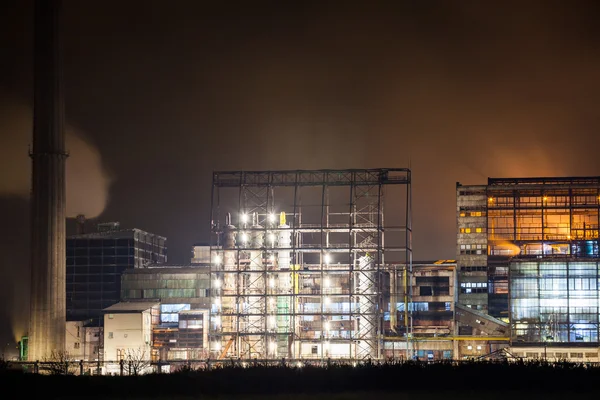 Petrochemische fabriek in nacht — Stockfoto