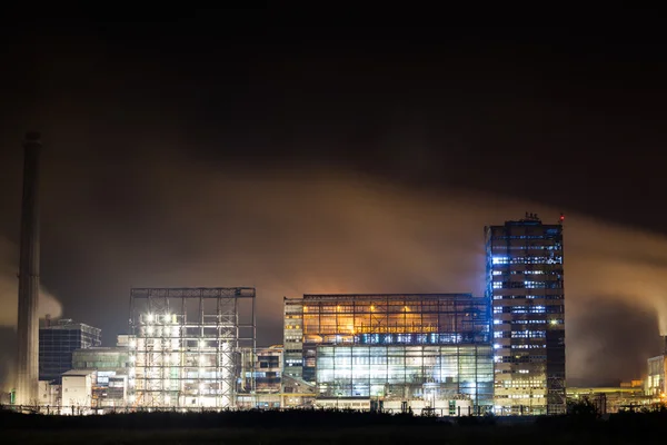 Petrochemické závody v noci — Stock fotografie