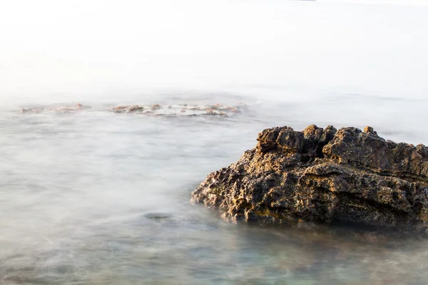 Mar Egeu na Grécia, ilha de Thassos - ondas e rochas — Fotografia de Stock