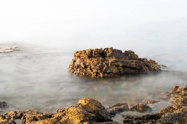 Mar Egeu na Grécia, ilha de Thassos - ondas e rochas — Fotografia de Stock