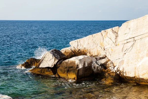 Ege deniz kıyısı ve mermer taşları Aliki, Thassos Adası — Stok fotoğraf