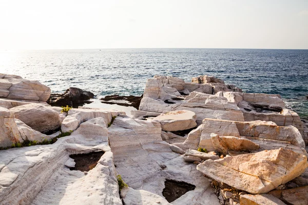 Mar Egeo y rocas de mármol en Aliki, isla de Tasos — Foto de Stock