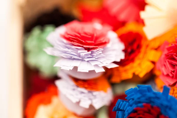 Flores de papel pequeñas y coloridas — Foto de Stock