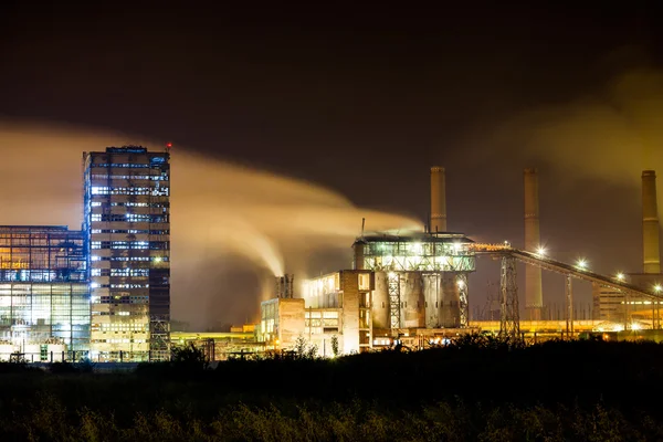 Petrochemické závody v noci — Stock fotografie