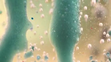 Su, yağ ve mürekkep karışımı efervesan hareket