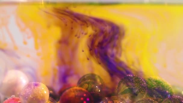 Wasser und Tinte mischen für einen schönen Abstrakt — Stockvideo