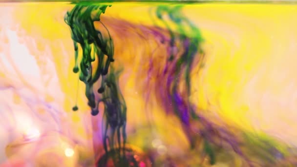 Blanding av vann og blekk for en vakker, abstrakt bevegelse – stockvideo