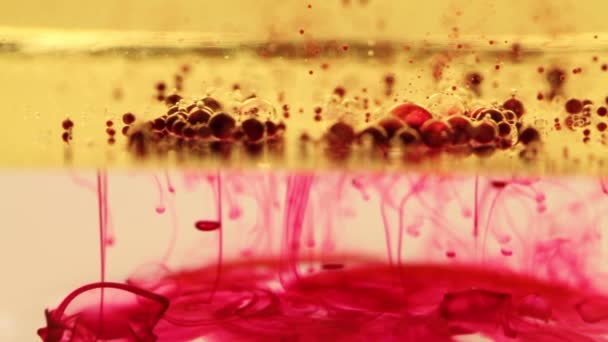 Mélange huile, eau et encre pour un beau mouvement abstrait 