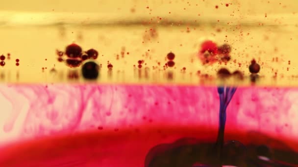 Mélange huile, eau et encre pour un beau mouvement abstrait 