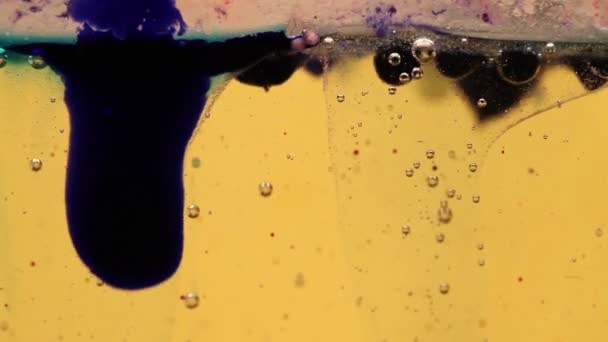 Gashoudende beweging van water, olie en inkt mix — Stockvideo