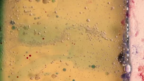Bubblande flytten av vatten, olja och bläck mix — Stockvideo