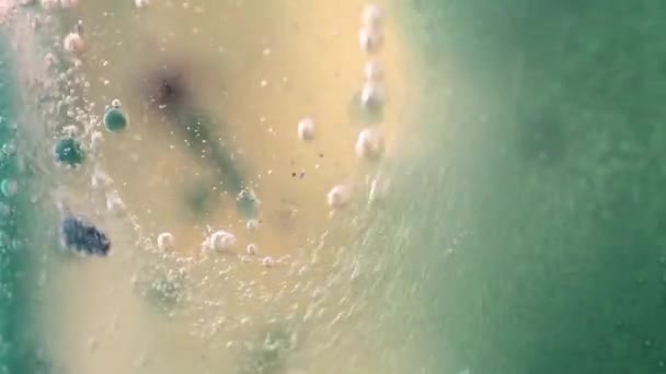 Movimiento efervescente de mezcla de agua, aceite y tinta — Vídeo de stock