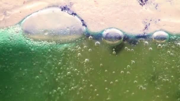 Šumivé směsi oleje, vody a barevné inkoustové — Stock video