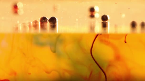 Mélange effervescent d'huile, d'eau et d'encre colorée — Video