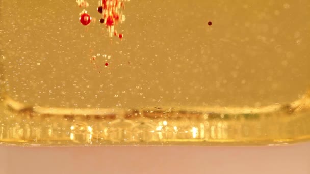 Mezcla efervescente de aceite, agua y tinta de colores — Vídeo de stock
