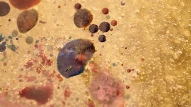 Yağ, su ve renkli mürekkep karışımı