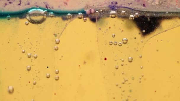 Mezcla efervescente de aceite, agua y tinta de colores — Vídeo de stock