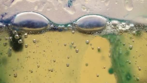 Mezcla efervescente de aceite, agua y tinta de colores — Vídeo de stock